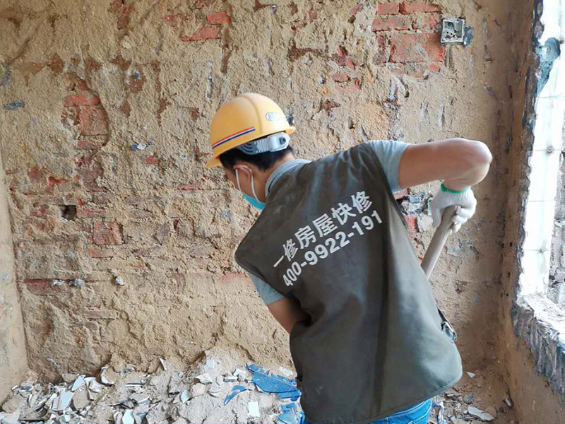 瓷磚拆除建渣處理：首先將拆除建筑物、房屋裝修和改造道路中產(chǎn)生的建筑垃圾用車運到處理場所，然后，用人工的辦法將建筑垃圾中的可直接再生利用的物質，如金屬材料、木質類材料和塑料類材料分選歸類，直接供給相應的公司進行處理。
