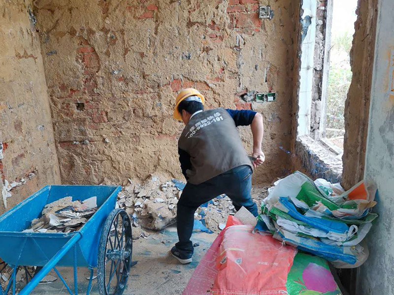 瓷磚拆除建渣處理：首先將拆除建筑物、房屋裝修和改造道路中產(chǎn)生的建筑垃圾用車運到處理場所，然后，用人工的辦法將建筑垃圾中的可直接再生利用的物質，如金屬材料、木質類材料和塑料類材料分選歸類，直接供給相應的公司進行處理。
