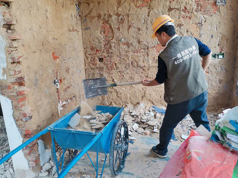 瓷磚拆除建渣處理：首先將拆除建筑物、房屋裝修和改造道路中產(chǎn)生的建筑垃圾用車運到處理場所，然后，用人工的辦法將建筑垃圾中的可直接再生利用的物質，如金屬材料、木質類材料和塑料類材料分選歸類，直接供給相應的公司進行處理。