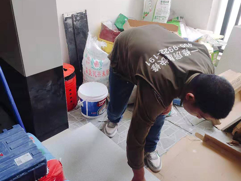 瓷磚刷背膠施工：基面的要求是要平整堅固，不能有起砂、裂縫、劃痕、凹凸不平等缺陷，基面也不能有灰塵、污漬等等。如果基面不平整，帶有污漬，建議大家應分別采用家樂邦界面劑、膩子粉等予以套膠（松散基面）、拉毛（光滑基面）或找平處理。攪拌均勻后，需要對基面用水進行噴濕，要全部濕潤但不能有明水。之后我們再用齒形刮板將瓷磚膠均勻涂抹于墻面和瓷磚背面上，在刮涂中我們要保證齒形刮板與基面角度一致，每次約涂抹1－2平方，然后由下到上將瓷磚揉壓上即可。