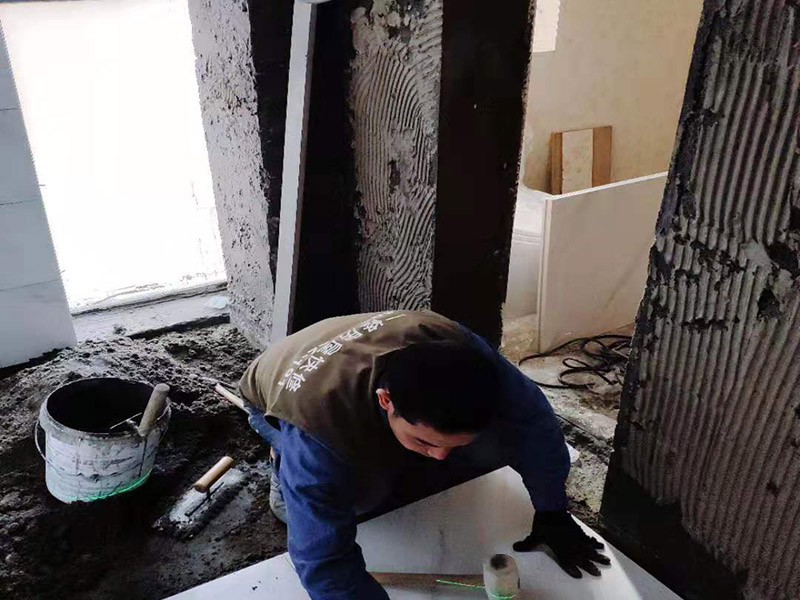 衛(wèi)生間裝修:衛(wèi)生間的整體設計，必須要結合水路與電路的安全性等基本的條件，這其中水電路改造，防水工程的施工，這就是幾個必須要考慮的基礎工程。而先進行水電路改造，必須要考慮安全實用的標準，接下來就是做防水，衛(wèi)生間裝修步驟的基礎工程，要求高端才是足夠。 衛(wèi)生間的基礎工程完成之后，就要考慮主體工程，那就是墻地磚與吊頂，這些主體工程建設的過程中，可以是整體設計的亮點，也是土建主體的嚴謹性的標準。衛(wèi)生間裝修步驟主體工程墻地面與吊頂，有了基礎，主體施工開始，必須要講究嚴謹?shù)牧鞒蹋拍苄Ч谩? /></p> </div>
        <script language=