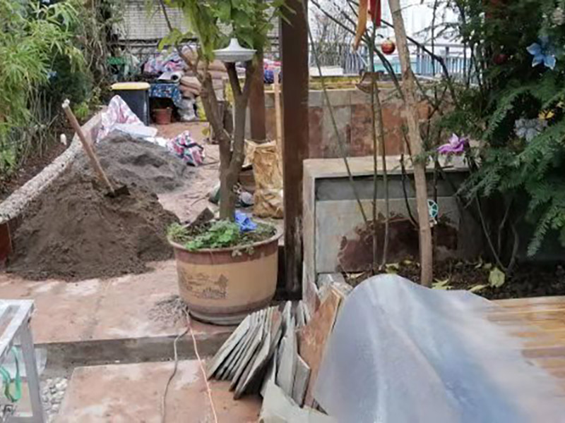 露臺磚砌櫥柜：櫥柜的水電定位時，先劃分功能區(qū)：洗菜盆區(qū)、灶臺區(qū)、切菜區(qū)、電器區(qū)，把這些區(qū)域的具體尺寸畫在墻面上，安排好進水管、排水管和各種插座的準確位置。 磚砌櫥柜制作的時候先做櫥柜的圍角，可以根據(jù)自己的喜好選擇不同顏色的瓷磚來實現(xiàn)。圍角完成以后的重要工作就是用水泥和砂漿將櫥柜的底部填實，上面鋪瓷磚。同時，瓷磚豎隔板的位置按照櫥柜圖紙進行預(yù)留。 磚砌櫥柜制作好之后，我們可以根據(jù)自己喜歡的風格選擇不同材質(zhì)的石材臺面和門板，完全不影響美觀，同時對于櫥柜內(nèi)部我們均采用不銹鋼條進行收邊，既美觀又好打掃衛(wèi)生。