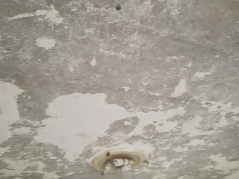 天花板鏟除翻新:1.舊墻的基本處理、舊墻的基本處理主要指清除墻面的原有裝修和裝飾。一般包括墻面原有的乳膠漆和膩子層的鏟除、木裝修、其它表面裝飾物(如壁紙)的拆除等。如果只裝修了一兩年的墻面，墻體的耐水膩子可以不必完全鏟除，用鋼刷和砂紙打磨墻面后即可重新涂刷乳膠漆。裝修時間較長的則需要將膩子層完全鏟除，重新刷上膩子再進行其他工序。 2.清理墻面、舊墻面在翻新前一定要做墻面基底處理，粉化嚴重的要全部鏟除，鏟除后抹上一層白水泥。原來墻面過于光滑、刷過油漆的鏟除后還要做打磨處理，把粘結不牢的表皮去掉，便于新涂料和墻體粘結。 3.涂刷底漆、墻面底漆的作用是抗堿防潮、封固基材、保護面漆，提高面漆的質感和遮蓋力。對于老房翻新，墻面一定要做底漆，如果沒有刷底漆就直接上面漆的話，時間一長墻面容易起泡、發霉，太陽照曬時間長了也容易變色。 4.大面積修補、已經上好面漆的墻面要修補會比較麻煩，容易產生色差，材料的使用時間不同，質量也難以保證，很難達到理想效果。所以墻面的修補最好是整塊墻面，或是盡可能地選擇較大面積進行修補，這樣可以盡量避免產生色差，修補后的質量也更好。 5.防色差、墻面色差是修補墻面時需要盡量避免的。為此，應該注意按照油漆桶的說明配比、涂刷，最好估算好用量。一次準備足夠的量，這樣能保證墻面顏色一致，也能避免用量不足重新調配出來的顏色有差異。