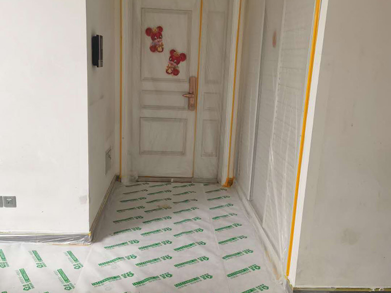 墻面翻新全屋保護(hù)：家具搬放到房屋中央，對集中放置的家具進(jìn)行整體保護(hù)，防止因墻面翻新而造成不必要的損壞；地板需要用專業(yè)的保護(hù)膜進(jìn)行保護(hù)；對于不能移動的家具和家電，如空調(diào)等進(jìn)行成品保護(hù)；使用專業(yè)的打磨機(jī)對墻面進(jìn)行打磨處理，與一般打磨機(jī)不同的是，墻面打磨是無塵打磨，在打磨的過程中不會出現(xiàn)灰塵漫天的情況。尤其需要注意有插座、開關(guān)面板的位置，防止灰塵進(jìn)入。
