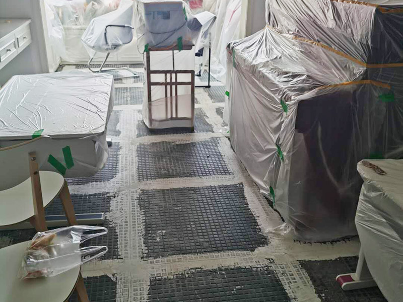 客廳地磚拆除裝修：如果是破壞性的拆除，可以借個(gè)鐵錘使勁砸；如果是替換性拆除，可以從邊角入手，一般情況下會(huì)損壞一塊地板磚，可以買(mǎi)一塊相同的備份；如果是用水泥固化的地板磚，那個(gè)難度就非常的大了，得請(qǐng)專(zhuān)業(yè)人士。