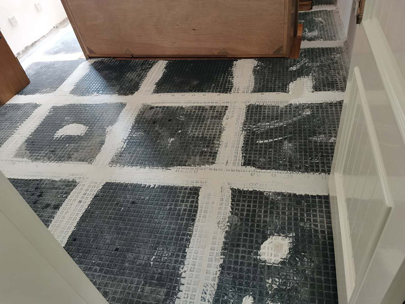 客廳地磚拆除裝修：如果是破壞性的拆除，可以借個(gè)鐵錘使勁砸；如果是替換性拆除，可以從邊角入手，一般情況下會(huì)損壞一塊地板磚，可以買(mǎi)一塊相同的備份；如果是用水泥固化的地板磚，那個(gè)難度就非常的大了，得請(qǐng)專(zhuān)業(yè)人士。
