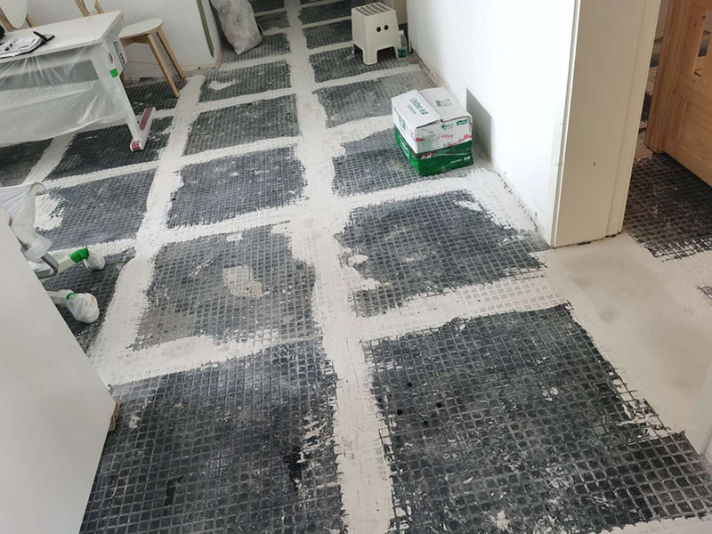 客廳地磚拆除裝修：如果是破壞性的拆除，可以借個(gè)鐵錘使勁砸；如果是替換性拆除，可以從邊角入手，一般情況下會(huì)損壞一塊地板磚，可以買(mǎi)一塊相同的備份；如果是用水泥固化的地板磚，那個(gè)難度就非常的大了，得請(qǐng)專(zhuān)業(yè)人士。