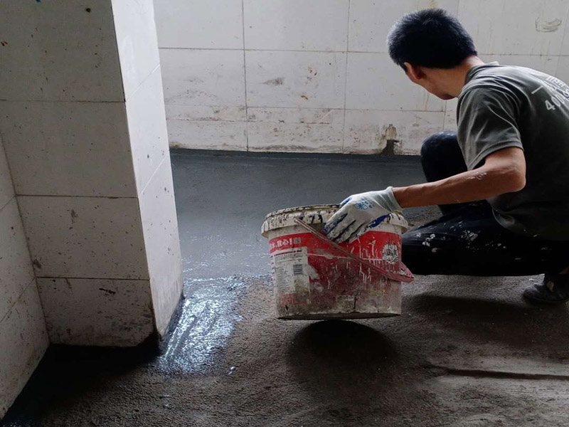 衛生間地面防水：1.利用水泥砂漿水泥砂漿或豆石混凝土鋪平坡度。訣竅是：地漏附近坡度大，門口附近坡度小。 2.利用管根密封膏封嚴管線，管線要穿透樓板根部。刷防水涂料時可以貼1-2層玻璃絲布加強防水性。 3.墻壁表面打磨成干凈平光沒有顆粒灰塵，墻壁與地面的交接區域注意原角和坡角的設置。 4.聚氨酯防水涂膜由管根和墻角處開始進行涂抹，在常溫下經過4小時放干后，再大面積涂抹和刮刷。注意涂料總厚度大于1. 5毫米，不能有漏刮和鼓泡的不良現象。24小時后立面涂刷下一層，之后再以垂直的方向進行二次涂刷。最后涂膜半固化，拋甩粗砂粒方便與水泥砂漿融合。 5.防水層的設置與具體區域有關。防水地面的防水層應高出地面200寬，地面防水層應超出衛生間門口以外300寬。而又淋浴的衛生間墻面防水層則應設置為高出地面1800寬。 6.展開閉水實驗的時候，先完成防水工作再利用包立管方法。之后再局部進行防水。閉水試驗也可為了避免破壞地面防水層而免做。