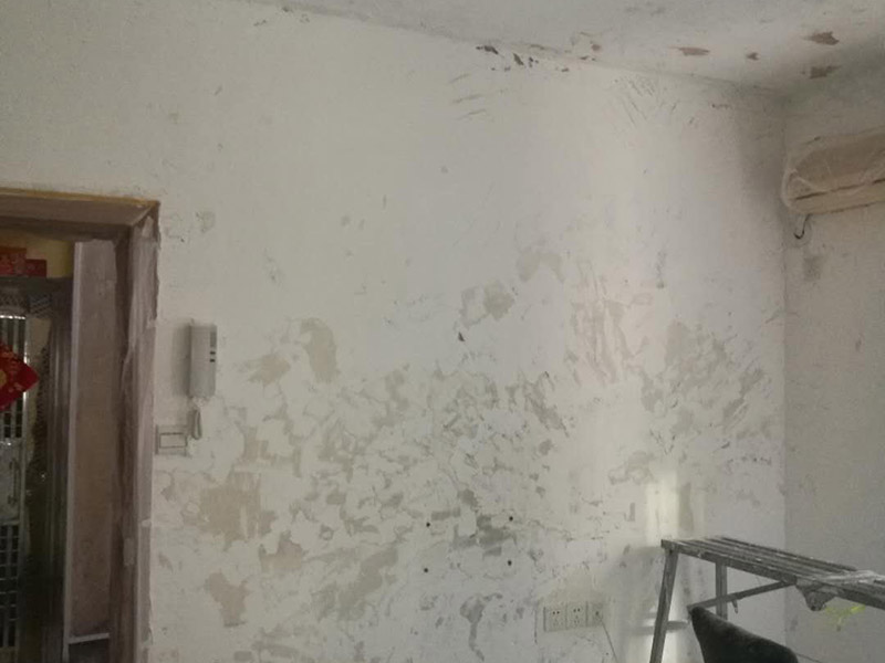 墻面鏟除翻新：舊墻的基本處理包括清理舊墻面原有的乳膠漆和膩?zhàn)訉拥溺P除、木裝修、其他表面裝飾物（如壁紙）的拆除，如果只是裝修了一兩年的墻面，墻面的膩?zhàn)涌梢圆挥苗P除，用鋼刷和砂紙打磨墻面后就可以重新涂刷乳膠漆，如果裝修時(shí)間較長(zhǎng)的就需要將膩?zhàn)訉隅P除后再進(jìn)行后續(xù)工序。切記舊墻面一定要進(jìn)行處理，不能直接涂刷，粉化嚴(yán)重的墻面要鏟除后，抹上一層白水泥，再進(jìn)行涂刷。 墻面涂刷底漆的作用是抗堿防潮、封固基材、保護(hù)面漆，提高面漆的質(zhì)感和遮蓋力。如果沒有刷底漆就直接上面漆的話，時(shí)間一長(zhǎng)墻面就容易起泡、發(fā)霉，經(jīng)陽(yáng)光長(zhǎng)時(shí)間照射也