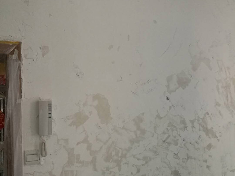 墻面鏟除翻新：舊墻的基本處理包括清理舊墻面原有的乳膠漆和膩?zhàn)訉拥溺P除、木裝修、其他表面裝飾物（如壁紙）的拆除，如果只是裝修了一兩年的墻面，墻面的膩?zhàn)涌梢圆挥苗P除，用鋼刷和砂紙打磨墻面后就可以重新涂刷乳膠漆，如果裝修時(shí)間較長(zhǎng)的就需要將膩?zhàn)訉隅P除后再進(jìn)行后續(xù)工序。切記舊墻面一定要進(jìn)行處理，不能直接涂刷，粉化嚴(yán)重的墻面要鏟除后，抹上一層白水泥，再進(jìn)行涂刷。 墻面涂刷底漆的作用是抗堿防潮、封固基材、保護(hù)面漆，提高面漆的質(zhì)感和遮蓋力。如果沒有刷底漆就直接上面漆的話，時(shí)間一長(zhǎng)墻面就容易起泡、發(fā)霉，經(jīng)陽(yáng)光長(zhǎng)時(shí)間照射也