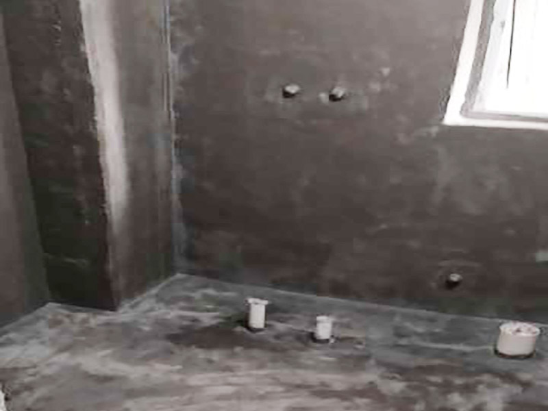 衛(wèi)生間下水管裝修：(一)從房頂過(guò)，減少人為損壞的幾率，并且冷熱管的接口、出口處必須平行，通常都是熱管在左，冷管在右。整個(gè)管道都盡量避彎曲，要盡可能運(yùn)離電路，管卡的位置坡度等也要符合需求，每個(gè)閥門(mén)都要安裝平整，以便于日后的使用和維護(hù)。 (二)區(qū)別熱水器的進(jìn)水口和出水口，在進(jìn)水口處接上總閥門(mén)，出水口處接通向衛(wèi)生間的管道，安裝好之后先打開(kāi)閥門(mén)確定是否有漏水情況的發(fā)生，然后在衛(wèi)生間安裝好水龍頭、花灑頭即可。 (三)如果能在衛(wèi)生間里設(shè)計(jì)一個(gè)窗戶最好，若是沒(méi)有這個(gè)條件，為了不讓衛(wèi)生間出現(xiàn)發(fā)霉、潮蟲(chóng)等現(xiàn)象，除了安裝排氣扇外，還要避免“包裹”現(xiàn)象的發(fā)生，這恰好就導(dǎo)致了潮氣被包在管道內(nèi)散不出去，所以就會(huì)使衛(wèi)生間內(nèi)的濕氣更加嚴(yán)重。