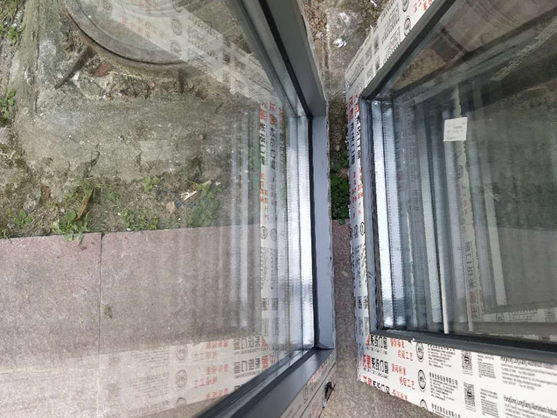舊房整體裝修：舊房子重新裝修時，如果不能拆的話就盡量不要拆，因為拆掉的話費用就會增加，拆除費和清理費也是一大筆。然后看看有沒有漏水的情況，因為防水在裝修的過程中是比較重要的一個環節，如果有漏水情況的話就及時處理。水電線的安裝也要重視起來。能隱藏起來的電線可以盡量隱藏掉，不僅安全上提高了，同時也美觀。水管老化嚴重的話也建議換換。每個房子的結構都是不一樣的，所以在翻新前業主要對自己房子的內部結構要了解，自己不懂的話最好是請專業的人員來看看。對于舊房子存在的一些安全隱患，在翻新的時候就一起解決掉，免得后期再出現問題，細節也不能忽視。