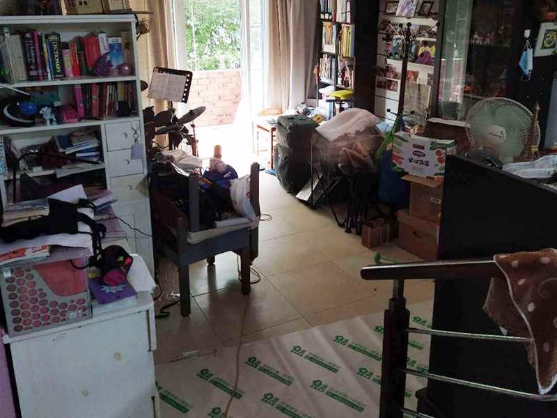 舊房整體裝修：舊房子重新裝修時，如果不能拆的話就盡量不要拆，因為拆掉的話費用就會增加，拆除費和清理費也是一大筆。然后看看有沒有漏水的情況，因為防水在裝修的過程中是比較重要的一個環節，如果有漏水情況的話就及時處理。水電線的安裝也要重視起來。能隱藏起來的電線可以盡量隱藏掉，不僅安全上提高了，同時也美觀。水管老化嚴重的話也建議換換。每個房子的結構都是不一樣的，所以在翻新前業主要對自己房子的內部結構要了解，自己不懂的話最好是請專業的人員來看看。對于舊房子存在的一些安全隱患，在翻新的時候就一起解決掉，免得后期再出現問題，細節也不能忽視。