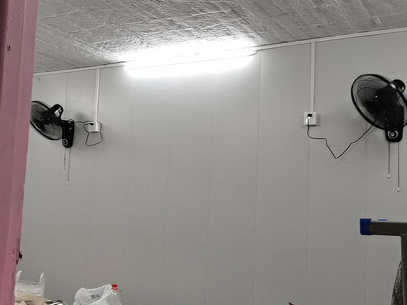 老房電路明線安裝：1、穿管敷設。將鍍鋅電線管、PVC或PPR電線管沿天棚或墻面敷設（用配套U型或C型線卡固定），電線穿入其中。這種方式最安全規范。 2、壓槽敷設。將電線槽（現在一般為聚氯乙烯塑料制品）用鋼釘固定在天花或墻面，再將電線壓入線槽。這種方式便于維修且比較美觀。 3、護套線敷設。將護套電線沿踢腳線上沿和門窗套外側敷設。用小型塑料線卡固定。這種方式最簡便經濟。