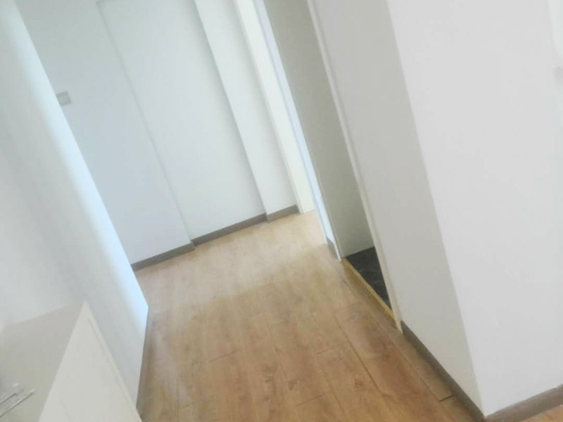 全屋墻面翻新打掃：【基層處理】做基層處理時，一定要涂刷界面劑，其次掛網施工是不可避免的，這樣才能有效使墻面膩子不會開裂，導致墻漆起皮掉粉。 【膩子打磨】每批刮一遍膩子后，一定要做驚喜打磨，且必須用到強光一邊照射一邊進行打磨，保證膩子的細膩性，使膩子平整度更好，這個過程很考驗施工師傅的水平。 【漆膜保護】施工結束后切記不要去觸碰漆膜，這樣很容易導致漆膜破裂，保持正常通風，不能加速干燥。 所有施工完成后就可以進行遮蔽保護材料的撤除了，撤除期間一定要注意搬移物品時不要觸碰到墻面，因為施工結束后7天為漆膜的保養期，這期間一定不能觸碰漆面，保持正常通風，不建議開啟空調加速干燥，如果有玷污,可用濕毛巾輕輕擦洗！
