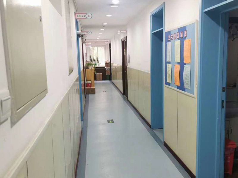 幼兒園墻面粉刷:首先，基層處理。先要將墻面起皮或松動的部分給清理干凈，可以用水泥砂漿進行處理。如果墻體存在細微的裂縫，那可以用牛皮紙結合白色乳膠將其填補好;但如果是輕體墻和保溫墻等非承重墻，那盡量選擇質地比較好的墻布或網格布，同樣也使用乳膠進行修整。 其次，批刮膩子。通常都建議選用顆粒細度較高，而且質地較硬的膩子進行操作。當然，也可以在膩子里添加適量的乳膠，其目的是為了提高膩子的硬度。不過膩子要批三遍才可，而且應厚一些，但在批第2和第3遍的時候需要薄一些，這樣才會使墻面看起來既平整又光滑。 然后，刷底漆。對于墻面的每個地方都應均勻的刷到底漆，這樣涂一遍就可，否則就要多涂好幾次了。但是如果墻面的吃漆量較大，那可以在底漆中適當加些清水，不過也要保證涂刷均勻，不然會影響效果。待底漆完全干透之后，才可進行下一個步驟。 最后，面漆的涂刷。至于面漆就不要加水了，以免影響漆膜的厚度和手感。而滾筒的選擇也要好且細，這樣刷出來的漆膜才會細膩，摸起來也才會舒適。但在刷面漆的時候要注意墻壁的邊邊角角。一般來說，面漆只要涂刷兩遍就可，不過每一遍之間應相隔一段時間，待完全干透之后才算真正的完成。