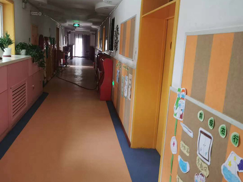 幼兒園墻面粉刷:首先，基層處理。先要將墻面起皮或松動的部分給清理干凈，可以用水泥砂漿進行處理。如果墻體存在細微的裂縫，那可以用牛皮紙結合白色乳膠將其填補好;但如果是輕體墻和保溫墻等非承重墻，那盡量選擇質地比較好的墻布或網格布，同樣也使用乳膠進行修整。 其次，批刮膩子。通常都建議選用顆粒細度較高，而且質地較硬的膩子進行操作。當然，也可以在膩子里添加適量的乳膠，其目的是為了提高膩子的硬度。不過膩子要批三遍才可，而且應厚一些，但在批第2和第3遍的時候需要薄一些，這樣才會使墻面看起來既平整又光滑。 然后，刷底漆。對于墻面的每個地方都應均勻的刷到底漆，這樣涂一遍就可，否則就要多涂好幾次了。但是如果墻面的吃漆量較大，那可以在底漆中適當加些清水，不過也要保證涂刷均勻，不然會影響效果。待底漆完全干透之后，才可進行下一個步驟。 最后，面漆的涂刷。至于面漆就不要加水了，以免影響漆膜的厚度和手感。而滾筒的選擇也要好且細，這樣刷出來的漆膜才會細膩，摸起來也才會舒適。但在刷面漆的時候要注意墻壁的邊邊角角。一般來說，面漆只要涂刷兩遍就可，不過每一遍之間應相隔一段時間，待完全干透之后才算真正的完成。