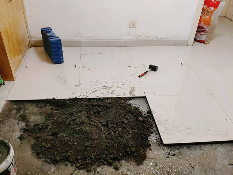 地面貼瓷磚方案：干鋪法是將沙子和水泥按照3：1的比例混合后兌少量的水，使水泥和沙子混合到可以用手攥成團的黏稠度。將混合好的沙子水泥鋪在地面上，用一個平板把表面摸平。在瓷磚背面抹上黏稠度非常高的水泥，把瓷磚放到地面上，用橡皮錘敲實就完成了,主要用于地面瓷磚的鋪裝。 濕鋪法，是將沙子和水泥按照2：1的比例混合后兌水和好，水的量要多一些，使沙子和水泥的黏稠度高一些。然后涂抹到用水浸泡好的瓷磚背面貼到墻面上。濕鋪發(fā)主要應(yīng)用與墻面。