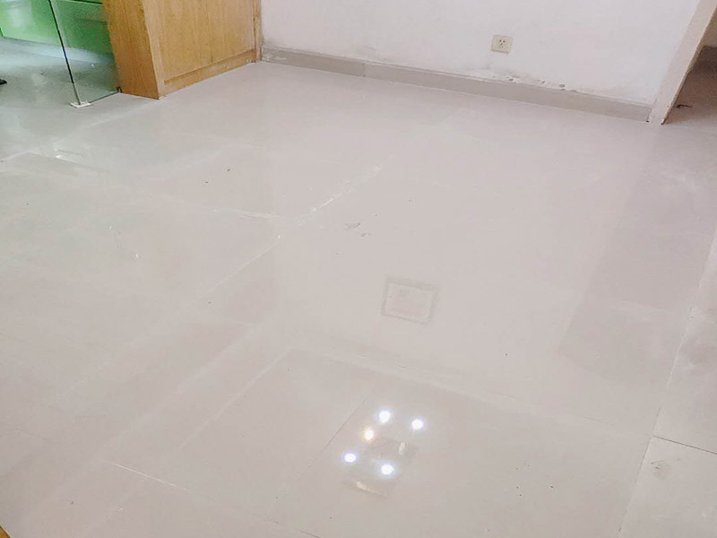 地面貼瓷磚方案：干鋪法是將沙子和水泥按照3：1的比例混合后兌少量的水，使水泥和沙子混合到可以用手攥成團的黏稠度。將混合好的沙子水泥鋪在地面上，用一個平板把表面摸平。在瓷磚背面抹上黏稠度非常高的水泥，把瓷磚放到地面上，用橡皮錘敲實就完成了,主要用于地面瓷磚的鋪裝。 濕鋪法，是將沙子和水泥按照2：1的比例混合后兌水和好，水的量要多一些，使沙子和水泥的黏稠度高一些。然后涂抹到用水浸泡好的瓷磚背面貼到墻面上。濕鋪發(fā)主要應(yīng)用與墻面。