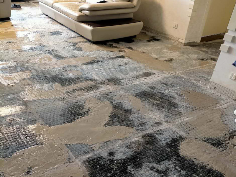 全屋地磚拆除裝修：就要先從撬開(kāi)大門口的那塊地磚開(kāi)始，因?yàn)槟菈K磚是有一邊露在外面的，比較容易撬開(kāi)。再用扁的鑿子一片片的往里撬，如果水泥砂漿做得不是特別牢的話，可以用錘子把扁鑿敲進(jìn)地磚和水泥地面中間的縫隙里的，那樣就能把地磚整塊的撬起來(lái)。如果是地面的中間某一塊瓷磚想換掉就用錘子從正面敲碎地磚，然后將碎渣清理出來(lái)。