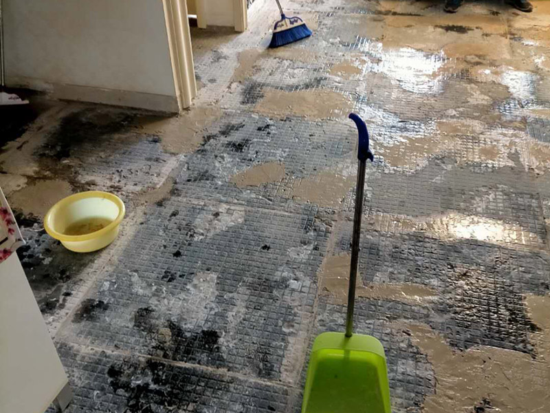 全屋地磚拆除裝修：就要先從撬開(kāi)大門口的那塊地磚開(kāi)始，因?yàn)槟菈K磚是有一邊露在外面的，比較容易撬開(kāi)。再用扁的鑿子一片片的往里撬，如果水泥砂漿做得不是特別牢的話，可以用錘子把扁鑿敲進(jìn)地磚和水泥地面中間的縫隙里的，那樣就能把地磚整塊的撬起來(lái)。如果是地面的中間某一塊瓷磚想換掉就用錘子從正面敲碎地磚，然后將碎渣清理出來(lái)。