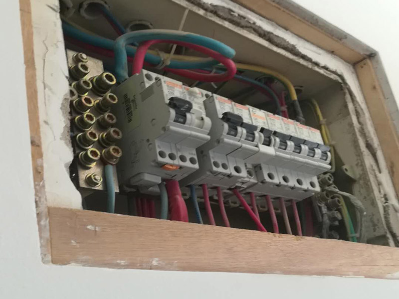 自己家沒(méi)電但別人家有電，家里沒(méi)電了但是沒(méi)跳閘，該怎么辦