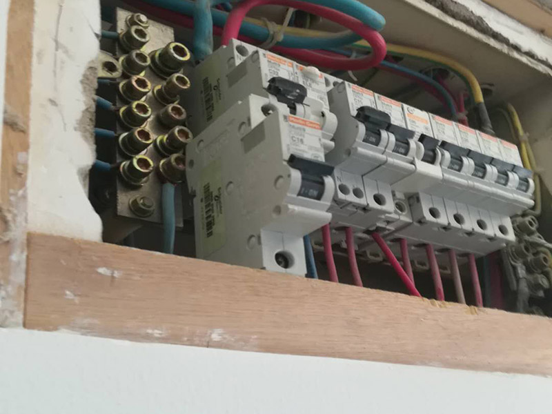 家庭電閘更換維修：將電閘的總控制開關(guān)關(guān)掉，安全第一。將壞掉的電閘用螺絲刀換下來。螺絲刀將新電閘的插線口用擰開，將進(jìn)電線插進(jìn)去。插進(jìn)電線后擰緊螺絲，同樣的也將出電線插進(jìn)另一端的插線口。電線都插好后，打開總開關(guān)就可以正常使用了