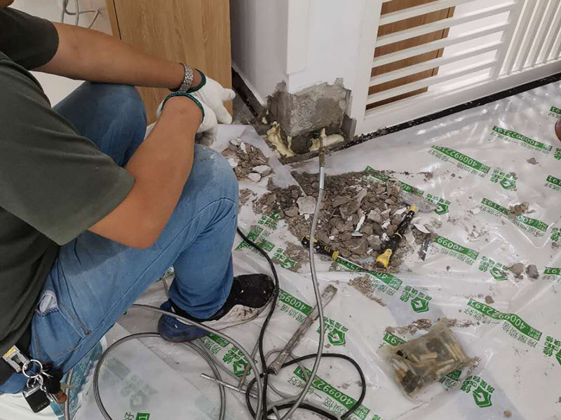 墻內防水施工：先用鏟刀和笤帚及工具將基層表面的突起物、砂漿和疙瘩等鏟除并將塵土雜物清掃干凈，對陰陽角、管根、地漏等部位應認真清理，以保證后期良好的防水效果。防水層涂刷三遍，涂刷均勻，無透底露底。 第一遍：用堵漏材料對墻體陰角處，下水管道周圍進行填壓式填充。 第二遍：橫向涂刷防水一遍，無露底，無起泡，符合涂刷尺寸要求，水電開槽槽體全部涂刷防水材料。 第三遍：干燥后垂直方向再涂刷一遍。 防水施工完成后24小時進行閉水試驗，地面放水高度以沒過墻根、管道跟部、地面凸起物涂刷的防水為依據。