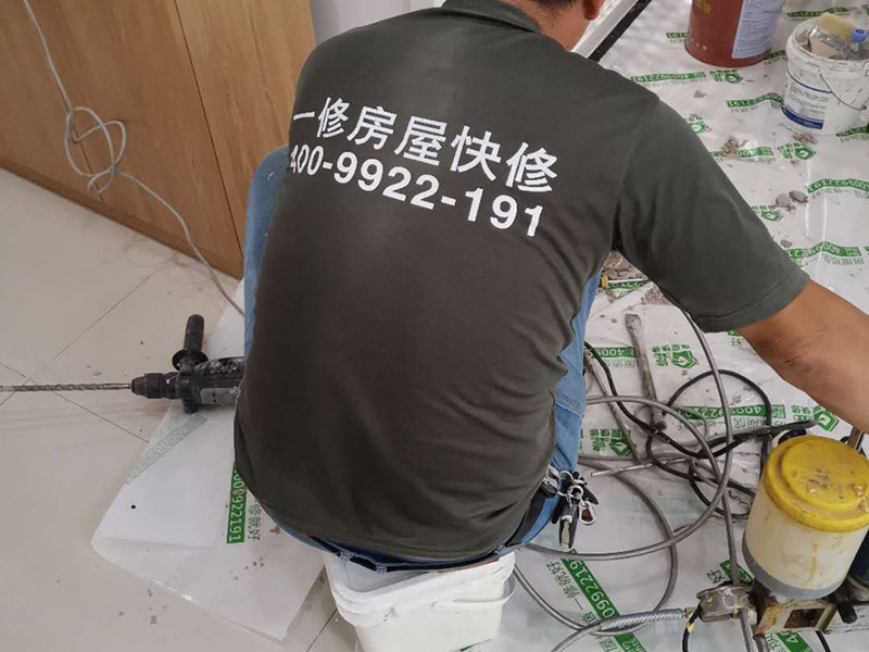 墻內防水施工：先用鏟刀和笤帚及工具將基層表面的突起物、砂漿和疙瘩等鏟除并將塵土雜物清掃干凈，對陰陽角、管根、地漏等部位應認真清理，以保證后期良好的防水效果。防水層涂刷三遍，涂刷均勻，無透底露底。 第一遍：用堵漏材料對墻體陰角處，下水管道周圍進行填壓式填充。 第二遍：橫向涂刷防水一遍，無露底，無起泡，符合涂刷尺寸要求，水電開槽槽體全部涂刷防水材料。 第三遍：干燥后垂直方向再涂刷一遍。 防水施工完成后24小時進行閉水試驗，地面放水高度以沒過墻根、管道跟部、地面凸起物涂刷的防水為依據。
