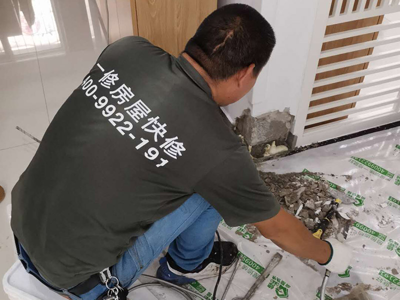 墻內防水施工：先用鏟刀和笤帚及工具將基層表面的突起物、砂漿和疙瘩等鏟除并將塵土雜物清掃干凈，對陰陽角、管根、地漏等部位應認真清理，以保證后期良好的防水效果。防水層涂刷三遍，涂刷均勻，無透底露底。 第一遍：用堵漏材料對墻體陰角處，下水管道周圍進行填壓式填充。 第二遍：橫向涂刷防水一遍，無露底，無起泡，符合涂刷尺寸要求，水電開槽槽體全部涂刷防水材料。 第三遍：干燥后垂直方向再涂刷一遍。 防水施工完成后24小時進行閉水試驗，地面放水高度以沒過墻根、管道跟部、地面凸起物涂刷的防水為依據。