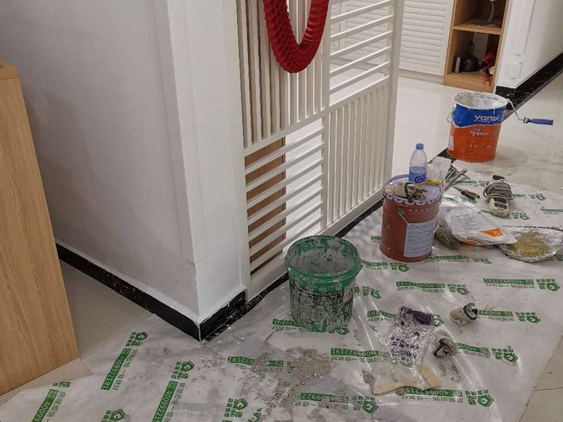 墻內防水施工：先用鏟刀和笤帚及工具將基層表面的突起物、砂漿和疙瘩等鏟除并將塵土雜物清掃干凈，對陰陽角、管根、地漏等部位應認真清理，以保證后期良好的防水效果。防水層涂刷三遍，涂刷均勻，無透底露底。 第一遍：用堵漏材料對墻體陰角處，下水管道周圍進行填壓式填充。 第二遍：橫向涂刷防水一遍，無露底，無起泡，符合涂刷尺寸要求，水電開槽槽體全部涂刷防水材料。 第三遍：干燥后垂直方向再涂刷一遍。 防水施工完成后24小時進行閉水試驗，地面放水高度以沒過墻根、管道跟部、地面凸起物涂刷的防水為依據。