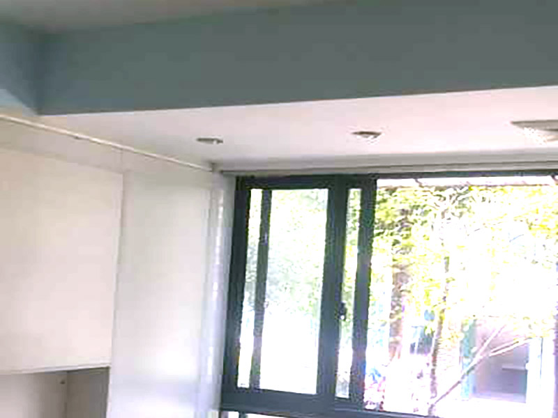 全屋墻面翻新：檢查舊房墻面基層問題，對癥下藥施工，如果墻面裝修5年甚至10年以上，墻面有開裂，滲水，起皮或者之前有貼過墻紙的舊房，就需要將原墻紙撕掉，將墻面鏟至毛坯層，做鏟墻施工，如近幾年裝修過的房子，則不需要做鏟墻施工，墻面基層無明顯破損，打磨膩?zhàn)踊蛘咧匦屡文佔(zhàn)樱鋈槟z漆施工即可！ 將房中小件物品搬移到柜子，儲物柜等不需要施工的位置，如樓梯間，衛(wèi)生間等，利用專業(yè)的遮蔽保護(hù)膜貼在地面，包裝家具，避免施工期間對家中的物品造成損害和污染。 檢查墻面破損位置，如粉化，開裂，滲水，起皮現(xiàn)象嚴(yán)重的利用鏟刀直接全部鏟除至基層，局部破損現(xiàn)象不嚴(yán)重的位置直接用打磨機(jī)或者砂紙打磨即可。墻面完全鏟除后，需用打磨機(jī)打磨墻面起到找平的作用，然后做防水界面劑施工，防水施工的目的是防止天氣潮濕或者樓頂漏水，陽臺滲水導(dǎo)致墻面乳膠漆掉皮，界面劑的作用是為了增強(qiáng)水泥基層的粘接力。