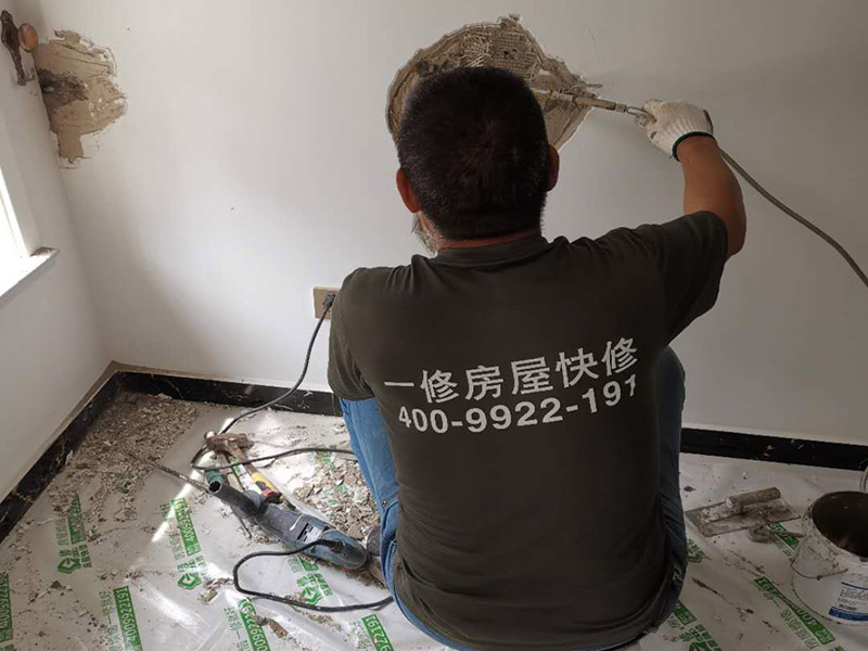 墻內管道打壓維修:首先根據施工圖看水管走向，如果漏水的位置后面埋有水管，可以先把家里面的水閘關掉，放干龍頭里面的水，如果一段時候后發現墻面水跡不見了，證明是水管出現問題。 如果是請的專業的維修師傅，可以讓師傅用打壓機直接打壓檢測，若確定是墻內水管漏水，就可以直接鑿開墻壁找水管漏點。 可以先截斷水源，然后將暗水管漏水點的墻面開鑿，找到漏水的部分，先用小鋼鋸把漏水的地方鋸掉，注意鋸口要平。用砂紙把新露出的端口輕輕打磨，然后用接口套住，將備換的新管對準接口口子，注意要對直。然后用熱熔器對新管道進行熱熔連接。 或者是將鋸掉的管道清理干凈，用專用膠水涂在端口上，稍微晾一會兒;趁此時在“竹節”接頭內涂上膠水。把端口和“竹節”連接，然后反復轉動，直到牢固。同樣的方法去連接另一端。最后在接縫處再涂適量的膠水，確保不滲漏。