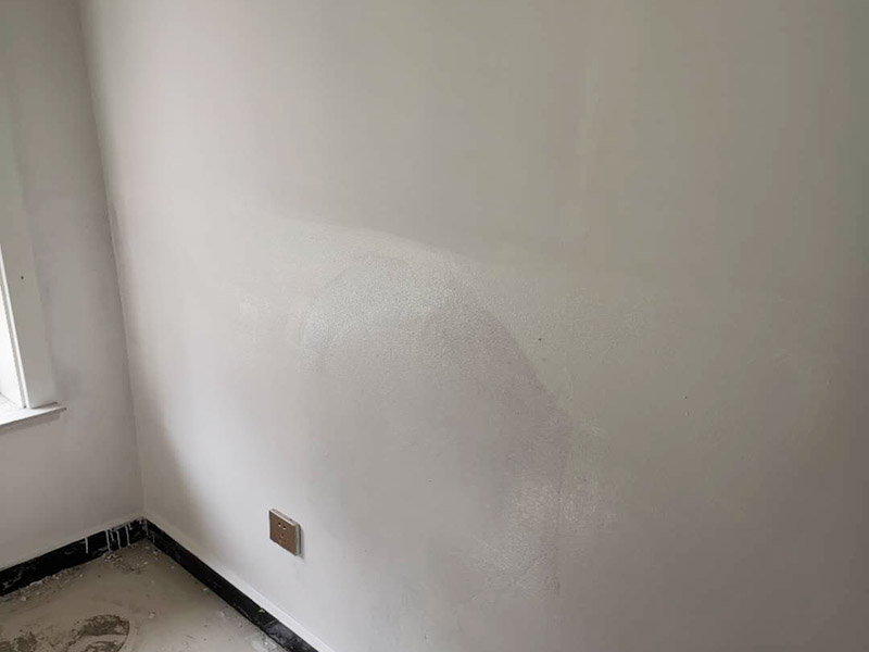 墻內管道打壓維修:首先根據施工圖看水管走向，如果漏水的位置后面埋有水管，可以先把家里面的水閘關掉，放干龍頭里面的水，如果一段時候后發現墻面水跡不見了，證明是水管出現問題。 如果是請的專業的維修師傅，可以讓師傅用打壓機直接打壓檢測，若確定是墻內水管漏水，就可以直接鑿開墻壁找水管漏點。 可以先截斷水源，然后將暗水管漏水點的墻面開鑿，找到漏水的部分，先用小鋼鋸把漏水的地方鋸掉，注意鋸口要平。用砂紙把新露出的端口輕輕打磨，然后用接口套住，將備換的新管對準接口口子，注意要對直。然后用熱熔器對新管道進行熱熔連接。 或者是將鋸掉的管道清理干凈，用專用膠水涂在端口上，稍微晾一會兒;趁此時在“竹節”接頭內涂上膠水。把端口和“竹節”連接，然后反復轉動，直到牢固。同樣的方法去連接另一端。最后在接縫處再涂適量的膠水，確保不滲漏。