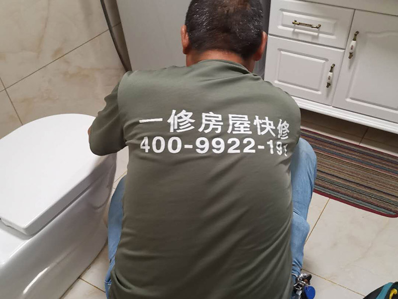 衛生間打壓測試：測水壓一般要有專用的加壓設備進行加壓,加給的壓力一般為等于或稍大于水管的額定耐壓,這種測試主要是檢測水管本身的質量以及安裝后所有管接頭的安裝質量,看是否有滲水或暴管現象,以便在暗埋管道在埋入前及時發現問題、解決問題, 這種測試在有條件的的情況下安裝工人即可進行測試,還可以到當地的供水部門請專業人員來進行測試。