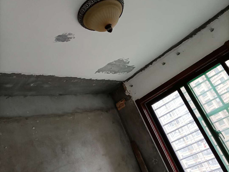 客廳背景墻開槽裝修：首先得遵循“橫平豎直”原則。水電管線施工開槽布局一定要合理規(guī)劃，如果管線開槽鋪設(shè)不合理樣就有可能打穿水管或者電線。即使符合開槽條件，也建議盡量不要開槽或者減少開槽。權(quán)衡層高和建筑結(jié)構(gòu)安全，還是偏重于建筑結(jié)構(gòu)安全比較好。 墻身、地面開線槽之前用墨盒彈線,以便定位。墻面開埋管線槽須橫平堅直,不許彎曲,特殊情況須經(jīng)監(jiān)理同意,墻上開槽等保持>33mm,管面與墻面應(yīng)留15mm左右粉灰層,以防止墻面開裂。 電源線管暗埋時,應(yīng)考慮與弱電管線等保持500mm以上距離,電線管與熱水管、煤氣管之間的平