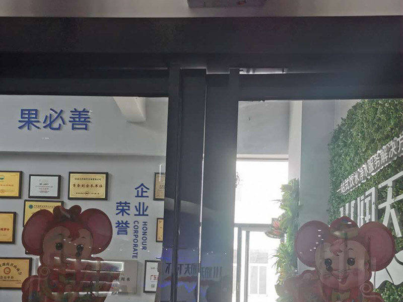 商鋪玻璃門維修：輪滑乃玻璃門的重要零部件，需進(jìn)行定期檢查，若發(fā)生故障，不僅使用不便，還會發(fā)出噪音。那此時(shí)需檢查好輪滑的損壞情況，看其程度嚴(yán)不嚴(yán)重，若不可使用，則可把有問題的部位給更換掉，或直接換掉整個(gè)輪子，使玻璃門恢復(fù)到正常工作狀態(tài)。 玻璃門使用久了，其門扇或多或少也會出現(xiàn)一些小小的問題，有時(shí)候可能會感覺到很鈍感，通常是彈簧發(fā)生了問題，那么只需更換一個(gè)承重性較好的彈簧即可。有的時(shí)候還會發(fā)出異響，玻璃門的靈活性下降，那及時(shí)找出有故障的部分，將其更換掉，以確保正常的使用性。 在排查以后要是發(fā)現(xiàn)玻璃門沒有部位出現(xiàn)問題，就單單有卡頓情況，那要考慮一下是不是有東西掉到門道里面了。可以把玻璃門里的異物給統(tǒng)統(tǒng)清理出來，在修理的時(shí)候，檢查好玻璃門的部件，看其損壞的部位，需不需要更換上新配件。