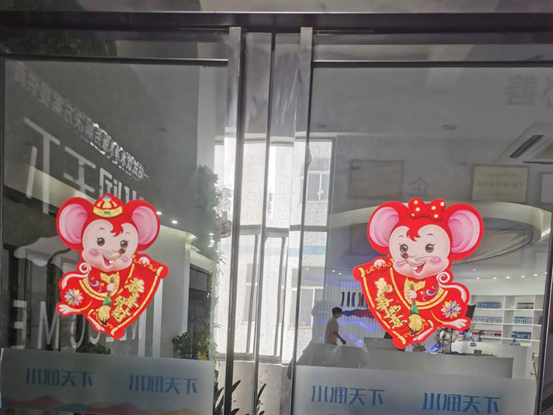 商鋪玻璃門維修：輪滑乃玻璃門的重要零部件，需進(jìn)行定期檢查，若發(fā)生故障，不僅使用不便，還會發(fā)出噪音。那此時(shí)需檢查好輪滑的損壞情況，看其程度嚴(yán)不嚴(yán)重，若不可使用，則可把有問題的部位給更換掉，或直接換掉整個(gè)輪子，使玻璃門恢復(fù)到正常工作狀態(tài)。 玻璃門使用久了，其門扇或多或少也會出現(xiàn)一些小小的問題，有時(shí)候可能會感覺到很鈍感，通常是彈簧發(fā)生了問題，那么只需更換一個(gè)承重性較好的彈簧即可。有的時(shí)候還會發(fā)出異響，玻璃門的靈活性下降，那及時(shí)找出有故障的部分，將其更換掉，以確保正常的使用性。 在排查以后要是發(fā)現(xiàn)玻璃門沒有部位出現(xiàn)問題，就單單有卡頓情況，那要考慮一下是不是有東西掉到門道里面了。可以把玻璃門里的異物給統(tǒng)統(tǒng)清理出來，在修理的時(shí)候，檢查好玻璃門的部件，看其損壞的部位，需不需要更換上新配件。