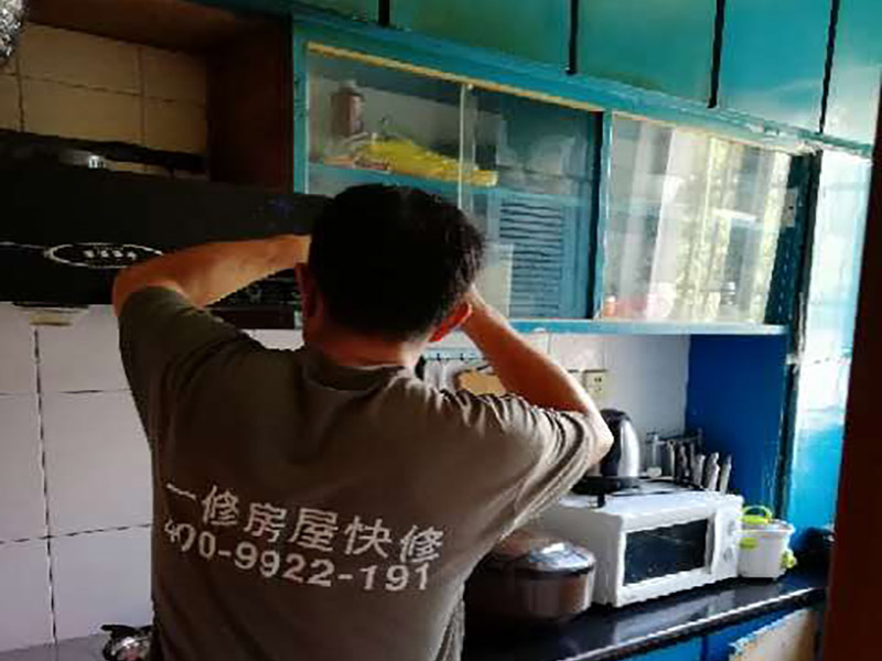 廚房局部維修：1. 單煙道式，這是一種簡單的矩形煙管，安裝時要將矩形煙管筆直的穿越各層住所，再在每層居室中預留一個銜接抽油煙機的進風口。這樣每層煙氣就會在抽油煙機的推進下，把油煙排放到煙道中，然后在出風口把煙氣排出。 2. 主次式，這種煙道是由兩種并排的矩形煙管構成的，安裝時要把這些煙管筆直穿越每個樓層，然后其次煙道要在每層的住所中設置一個銜接排油煙機的進風口。其主煙道跟次煙道距進風口在一定間隔處會相匯，主煙道底層會有一補風口。