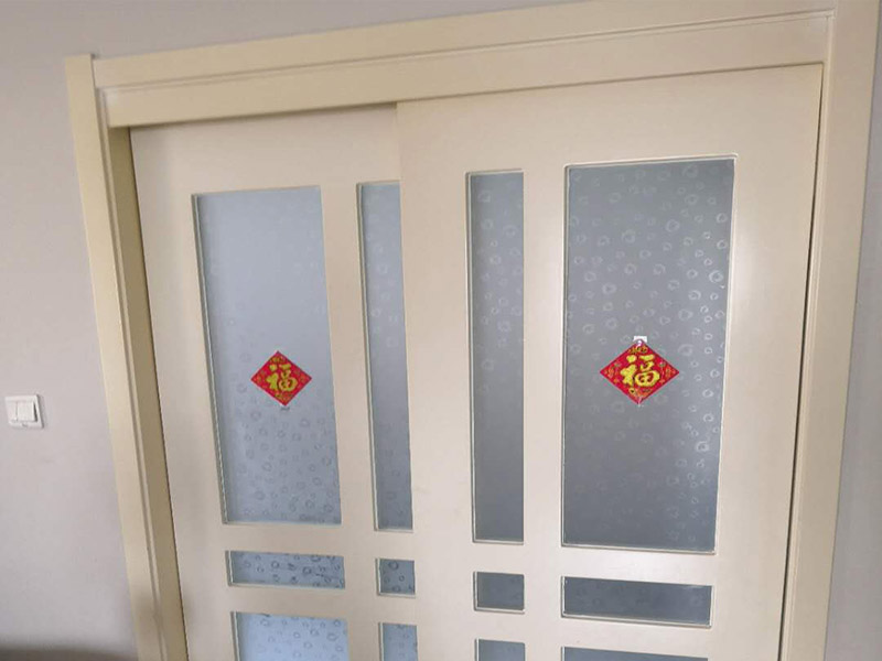 廚房推拉門維修：首先一只手垂直于地面抬起拉門的一端，一只手掠過拉門滑輪下部，托起滑輪。然后從軌道抬出拉門一端，放下。同理，移門另外一端跟前面兩步一樣抬出軌道放下。接著然后雙手握住拉門兩端，向上抬起。 力氣小的可以將拉門平方到鋪好硬紙板的地上。如果力氣大可以不用放倒，直接把拉門垂直于地面扶著拆卸。觀察拉門門框一端的毛條，有的是直接粘在門框上，有的是粘在門框上，然后插入螺絲孔。粘在門框的毛條只要把毛條拉開就行，這種情況的話就需要把毛條從孔里拉出來，然后再向上扯開一些。扯開毛條到第二個螺絲孔，最下端的螺絲孔就是拉門滑輪固定螺絲的螺絲孔，上面那個是固定鋁合金框的螺絲孔。