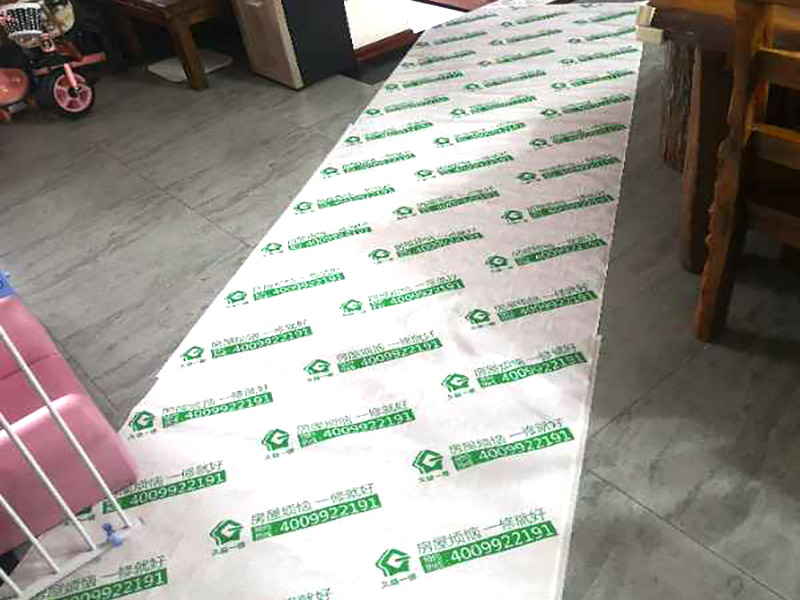 廚房推拉門維修：首先一只手垂直于地面抬起拉門的一端，一只手掠過拉門滑輪下部，托起滑輪。然后從軌道抬出拉門一端，放下。同理，移門另外一端跟前面兩步一樣抬出軌道放下。接著然后雙手握住拉門兩端，向上抬起。 力氣小的可以將拉門平方到鋪好硬紙板的地上。如果力氣大可以不用放倒，直接把拉門垂直于地面扶著拆卸。觀察拉門門框一端的毛條，有的是直接粘在門框上，有的是粘在門框上，然后插入螺絲孔。粘在門框的毛條只要把毛條拉開就行，這種情況的話就需要把毛條從孔里拉出來，然后再向上扯開一些。扯開毛條到第二個螺絲孔，最下端的螺絲孔就是拉門滑輪固定螺絲的螺絲孔，上面那個是固定鋁合金框的螺絲孔。