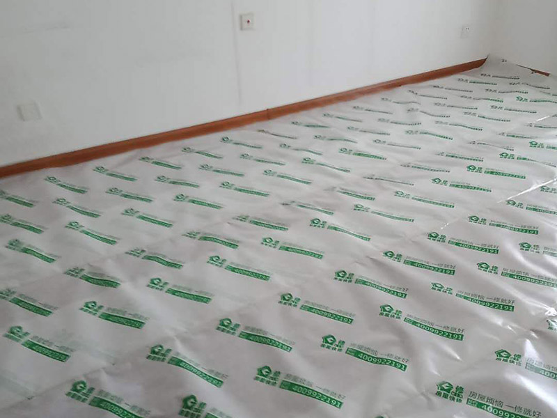 墻面刷新地面保護(hù)：家具搬放到房屋中央，對(duì)集中放置的家具進(jìn)行整體保護(hù)，防止因墻面翻新而造成不必要的損壞；地板需要用專(zhuān)業(yè)的保護(hù)膜進(jìn)行保護(hù)；對(duì)于不能移動(dòng)的家具和家電，如空調(diào)等進(jìn)行成品保護(hù)；尤其需要注意有插座、開(kāi)關(guān)面板的位置，防止灰塵進(jìn)入。 使用專(zhuān)業(yè)的打磨機(jī)對(duì)墻面進(jìn)行打磨處理，與一般打磨機(jī)不同的是，墻面打磨是無(wú)塵打磨，在打磨的過(guò)程中不會(huì)出現(xiàn)灰塵漫天的情況。 第一遍乳膠漆：先刷頂板再刷墻面，涂刷時(shí)應(yīng)當(dāng)由上而下。乳膠漆應(yīng)當(dāng)攪拌均勻，防止第一遍刷漆涂不開(kāi)的現(xiàn)象發(fā)生。第二遍乳膠漆：乳膠漆不是很稠的情況下，不宜加水或加少量水稀釋?zhuān)苑缆兜住５诙橥克⑼戤吅螅眉?xì)細(xì)的砂紙將墻面出現(xiàn)的小疙瘩打磨光滑，然后清掃干凈。第三遍乳膠漆：乳膠漆干燥速度快，應(yīng)當(dāng)逐漸涂刷，從一頭開(kāi)始刷向另一頭，注意上下順?biāo)⑾嗷ャ暯樱苊馊槟z漆干燥后出現(xiàn)接頭。