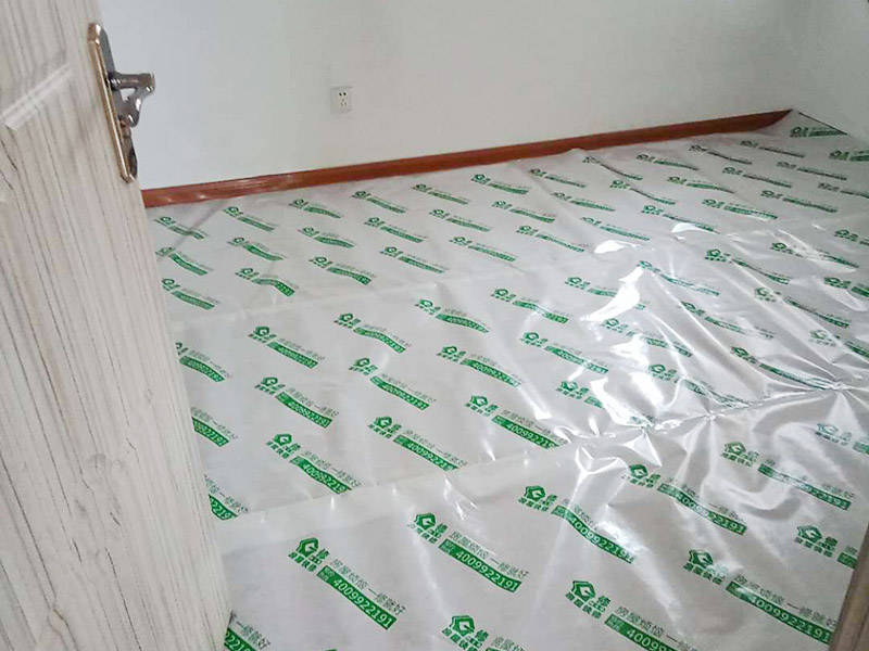 墻面刷新地面保護(hù)：家具搬放到房屋中央，對(duì)集中放置的家具進(jìn)行整體保護(hù)，防止因墻面翻新而造成不必要的損壞；地板需要用專(zhuān)業(yè)的保護(hù)膜進(jìn)行保護(hù)；對(duì)于不能移動(dòng)的家具和家電，如空調(diào)等進(jìn)行成品保護(hù)；尤其需要注意有插座、開(kāi)關(guān)面板的位置，防止灰塵進(jìn)入。 使用專(zhuān)業(yè)的打磨機(jī)對(duì)墻面進(jìn)行打磨處理，與一般打磨機(jī)不同的是，墻面打磨是無(wú)塵打磨，在打磨的過(guò)程中不會(huì)出現(xiàn)灰塵漫天的情況。 第一遍乳膠漆：先刷頂板再刷墻面，涂刷時(shí)應(yīng)當(dāng)由上而下。乳膠漆應(yīng)當(dāng)攪拌均勻，防止第一遍刷漆涂不開(kāi)的現(xiàn)象發(fā)生。第二遍乳膠漆：乳膠漆不是很稠的情況下，不宜加水或加少量水稀釋?zhuān)苑缆兜住５诙橥克⑼戤吅螅眉?xì)細(xì)的砂紙將墻面出現(xiàn)的小疙瘩打磨光滑，然后清掃干凈。第三遍乳膠漆：乳膠漆干燥速度快，應(yīng)當(dāng)逐漸涂刷，從一頭開(kāi)始刷向另一頭，注意上下順?biāo)⑾嗷ャ暯樱苊馊槟z漆干燥后出現(xiàn)接頭。