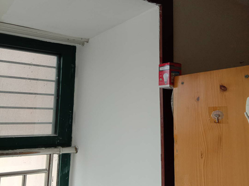 陽臺墻面翻新：首先在做翻新的時候一定要把之前的墻面給處理干凈，粉化嚴重的一定要鏟除干凈。由于之前的墻面有刷過油漆和乳膠漆，所在做完鏟除后一定要做打磨處理，將原來墻體上的結(jié)實的表皮及浮沉全部清理掉，如果說墻體出現(xiàn)小部分的凹陷以及裂縫的話可以用膩子稍微填補一下。清理干凈的墻面一定要刷一道底漆，墻面底漆的主要作用就是抗堿防潮、封固基材、保護面漆、提高面漆的質(zhì)量以及遮蓋力。尤其是對老房子進行翻新的時候底漆是特別的重要，如果說是直接的上面漆的話墻面就很容易起泡發(fā)霉，時間不久后就會再一次出現(xiàn)脫落現(xiàn)象，不能重蹈覆轍。