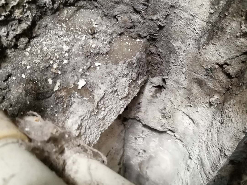 墻內滲水看現場：在發現墻面有滲水情況發生的時候，我們一定要先了解一下是不是因為墻面當中的水管破裂，如果是這方面的原因，這個時候我們就要及時的修補了，或者是更換水管了，在換前要先關掉水閥門，確定不會有水流出，然后再進行下去。 如果墻面漏水，也許是因為防水做好的不好，我們在設計墻面的時候都是會做防水的，尤其是衛生間與廚房了，這兩個地方都是會有漏水情況發送到 ，一旦發現是防水出了問題，我們就要對房屋防水進行修補了。