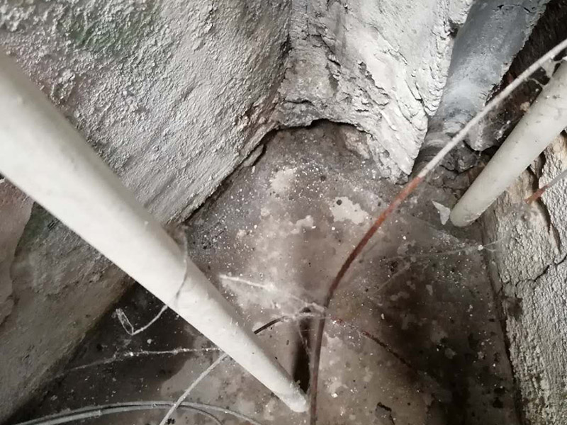 墻內滲水看現場：在發現墻面有滲水情況發生的時候，我們一定要先了解一下是不是因為墻面當中的水管破裂，如果是這方面的原因，這個時候我們就要及時的修補了，或者是更換水管了，在換前要先關掉水閥門，確定不會有水流出，然后再進行下去。 如果墻面漏水，也許是因為防水做好的不好，我們在設計墻面的時候都是會做防水的，尤其是衛生間與廚房了，這兩個地方都是會有漏水情況發送到 ，一旦發現是防水出了問題，我們就要對房屋防水進行修補了。
