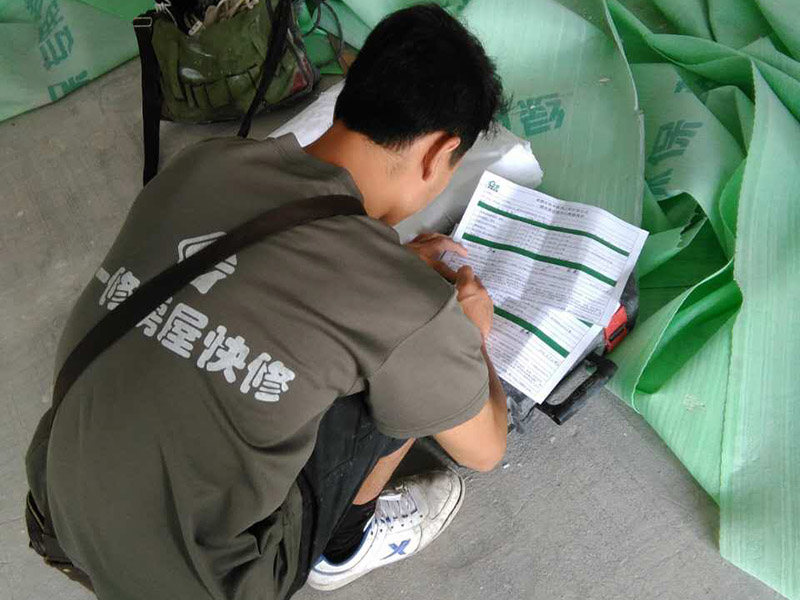 櫥柜五金安裝維修：櫥柜安裝前廚房瓷磚應提前勾縫完成，并應將櫥柜放置區域的地面和墻面衛生清理干凈。五金件品質影響整體質量。櫥柜上的五金件是整體廚房最重要的組成部分,直接影響櫥柜的整體質量。在合適的位置上打造出合適的鉆孔之后，就需要安裝螺絲了。對于五金拉籃的拉籃來說安裝時也需要一些漲塞，這樣才可以保證螺絲的固定更加結實，更加經久耐用。櫥柜五金拉籃的安裝其實和櫥柜的安裝沒太大的區別，就是將滑軌安裝好后將拉籃裝上就可以了，這里要注意拉籃的水平性，不能兩邊高低不同。 裝抽屜和碗柜拉籃時，要盡量往下裝，這樣能多裝東西，充分利用空間，而拉手盡量裝在中間，如果拉手裝高，抽拉時就吃不上勁。