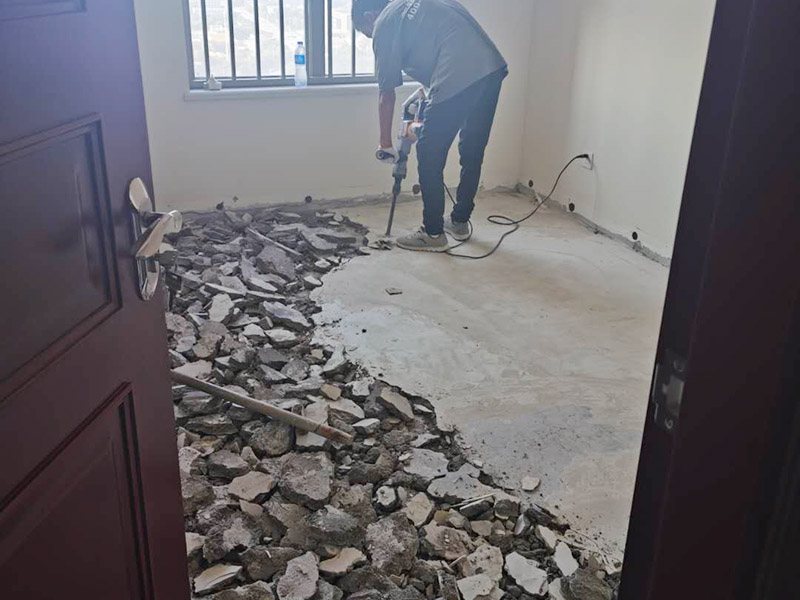 臥室地磚拆除方案：拆除地面瓷磚的方法;拆除地面磚容易的方法是，先想辦法撬開大門口的那塊地磚，因?yàn)槟菈K磚是有一邊露在外面的，比較容易撬開。再用扁的鑿子一片片的往里撬，如果水泥砂漿做得不是牢的話，可以用錘子把扁鑿敲進(jìn)地磚和水泥地面中間的縫隙里的，那樣就能把地磚整塊的撬起來。 這樣的方法比用錘子從正面敲碎地磚要容易得多。如果順利的話，可能全部能夠撬起來。如果有部份撬不起來的。再用錘子敲碎就行了。 