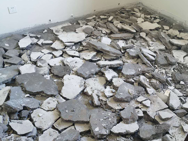 臥室地磚拆除方案：拆除地面瓷磚的方法;拆除地面磚容易的方法是，先想辦法撬開大門口的那塊地磚，因?yàn)槟菈K磚是有一邊露在外面的，比較容易撬開。再用扁的鑿子一片片的往里撬，如果水泥砂漿做得不是牢的話，可以用錘子把扁鑿敲進(jìn)地磚和水泥地面中間的縫隙里的，那樣就能把地磚整塊的撬起來。 這樣的方法比用錘子從正面敲碎地磚要容易得多。如果順利的話，可能全部能夠撬起來。如果有部份撬不起來的。再用錘子敲碎就行了。 