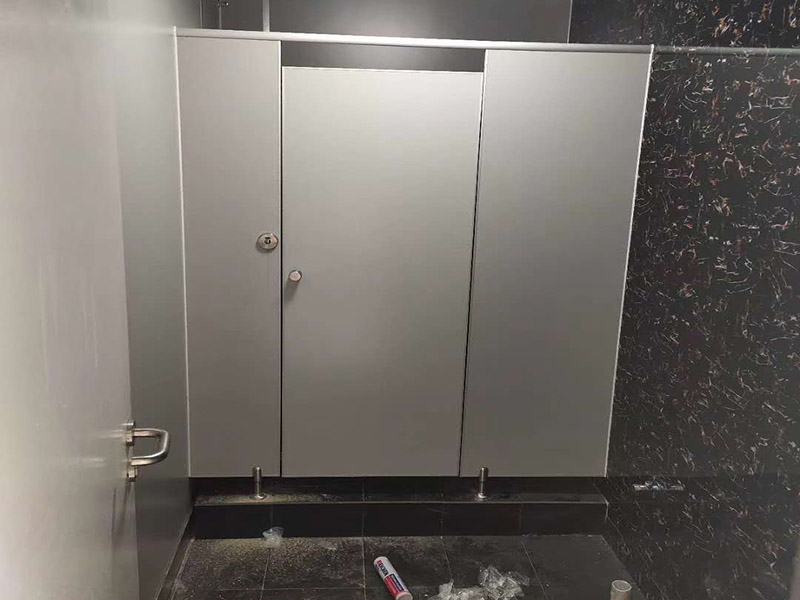 衛(wèi)生間隔斷安裝：在墻壁上找到合適的位置畫(huà)出固定片的中心線，看固定板上有幾個(gè)固定用的螺絲孔，然后在墻壁中心線上對(duì)應(yīng)的打上幾個(gè)孔，把塑膠賽套放入孔內(nèi)，接下來(lái)就是用膨脹絲把固定板固定在墻上。固定板和底座的作用就是用來(lái)固定隔間板的，把隔間板放在調(diào)整底座上，然后調(diào)整底座高低使隔間板緊貼墻壁上的固定板，然后再微調(diào)底座高低使隔間板距地面有一定距離，大約15厘米就好，然后用水平尺確定水平，等一切都調(diào)整好后，用螺絲把隔間板固定在固定板和調(diào)整底座上。